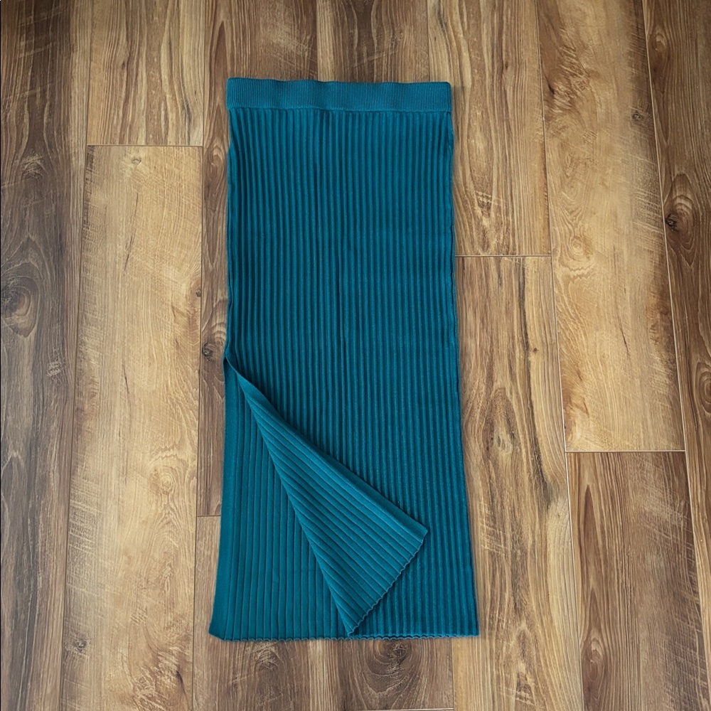 5/$25🌼 Teal Ribbed Knit Midi Skirt with slit